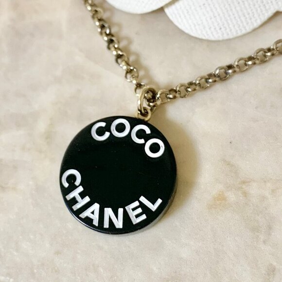CHANEL Logo COCO White & Black Round Necklace 16" Gold Tone 07P Auth #1128